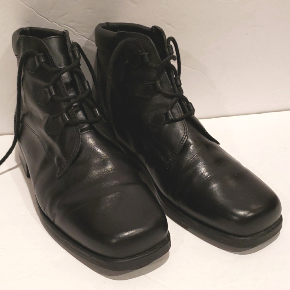 PARTNERS Vintage Black Leather Lace-up Ankle Bootie, Made in Brazil ~ Size 9